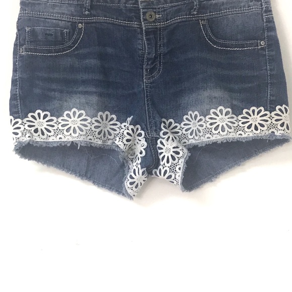 L.E.I Dolly Floral Jean Shorts Sz 9 - Picture 3 of 6